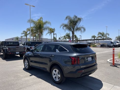 Used 2023 Kia Sorento LX image 6