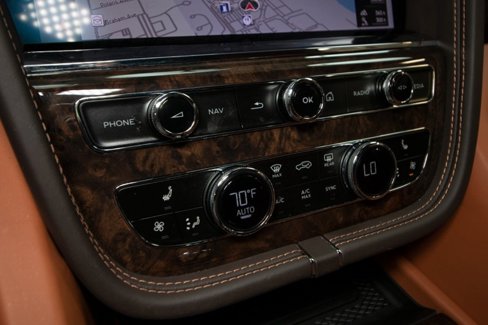 Used 2023 Bentley Bentayga Plug-In Hybrid image 38