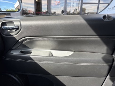 Used 2016 Jeep Compass Latitude image 12