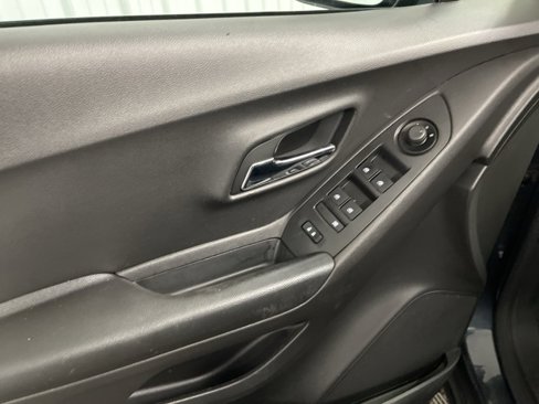 Used 2021 Chevrolet Trax LT w/ LT Convenience Package image 22