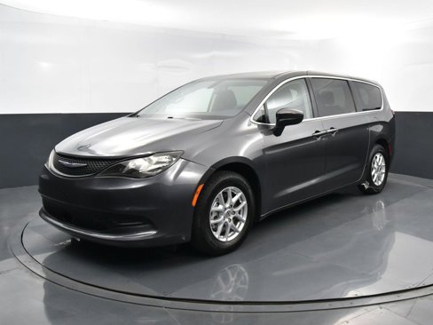 Used 2022 Chrysler Voyager LX image 6