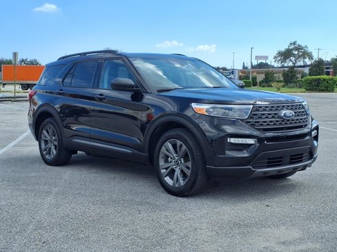 Used 2021 Ford Explorer XLT w/ XLT Sport Appearance Package image 9