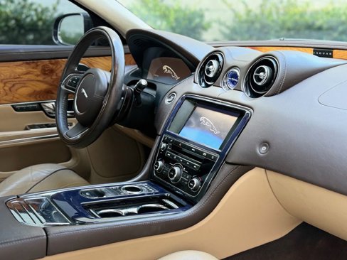 Used 2011 Jaguar XJ image 22