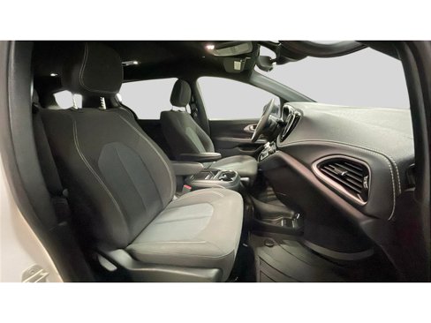 Used 2023 Chrysler Pacifica Touring image 16