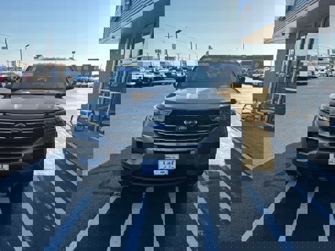 Certified 2021 Ford Explorer XLT image 3