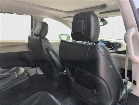 Used 2018 Chrysler Pacifica Limited image 18