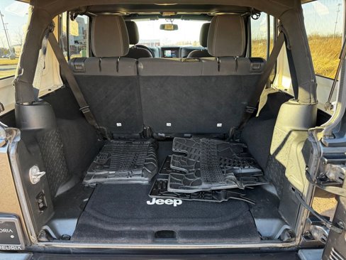 Used 2017 Jeep Wrangler Unlimited Sahara w/ Connectivity Group image 13