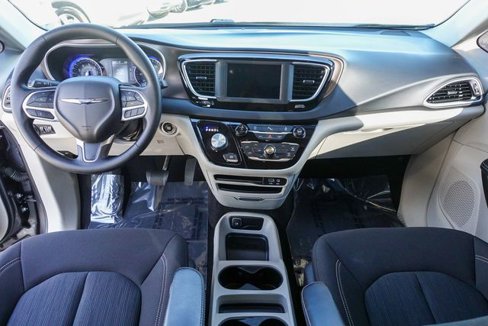 Used 2020 Chrysler Voyager LX image 26