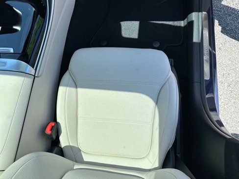 Used 2025 Mercedes-Benz C 300 Sedan image 37