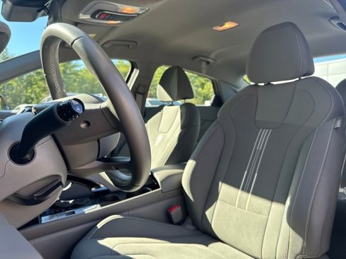 Used 2023 Hyundai Elantra SEL w/ Convenience Package image 17