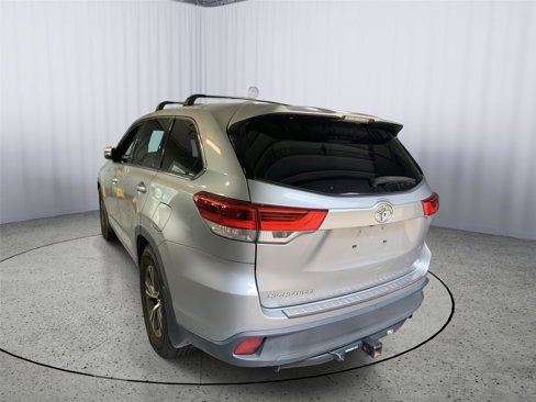 Used 2017 Toyota Highlander LE image 5