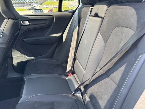 Certified 2022 Volvo C40 P8 Recharge Ultimate image 33