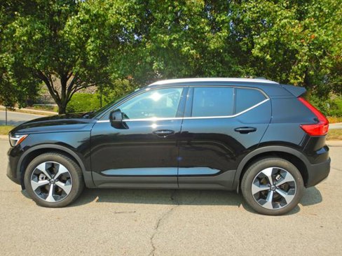 Used 2025 Volvo XC40 B5 Plus image 7