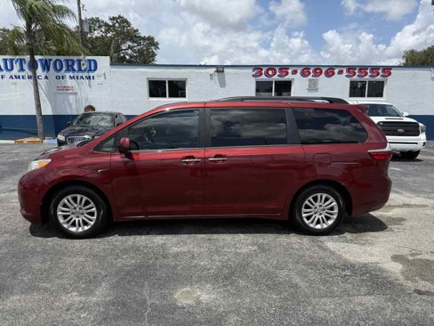Used 2017 Toyota Sienna XLE image 5