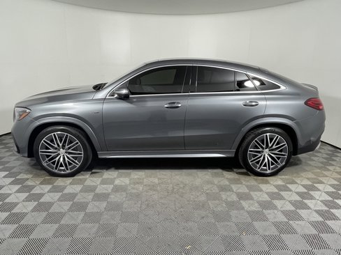 Certified 2024 Porsche Macan image 2