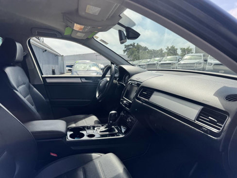 Used 2014 Volkswagen Touareg Sport image 34