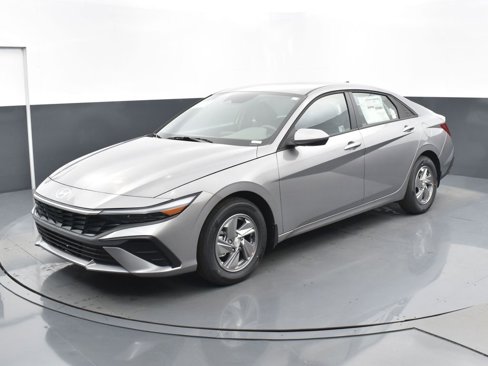 Used 2025 Hyundai Elantra SE image 8