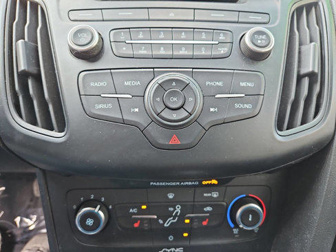 Used 2015 Ford Focus SE w/ SE Sport Package image 31