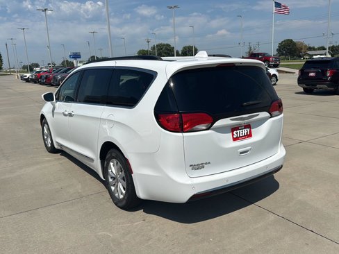Used 2017 Chrysler Pacifica Touring-L image 5