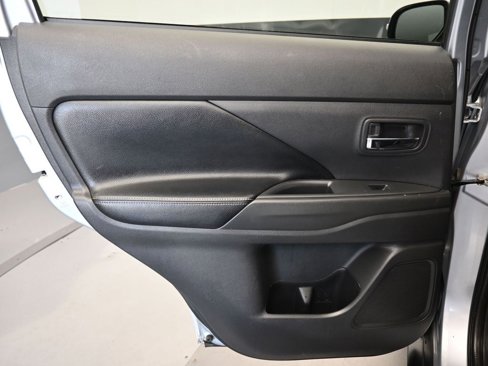Used 2015 Mitsubishi Outlander SE image 31