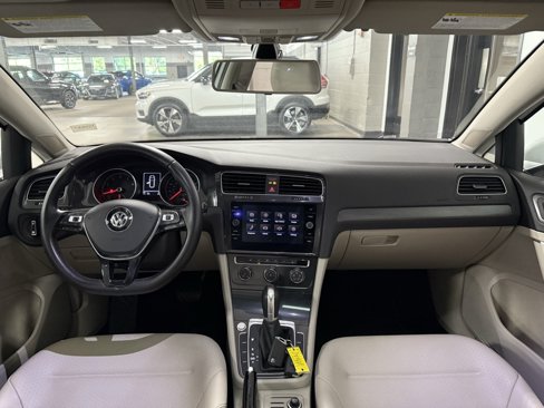 Used 2018 Volkswagen Golf SE image 22