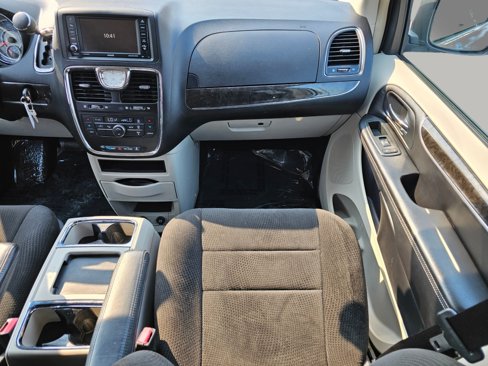 Used 2013 Chrysler Town & Country Touring image 4