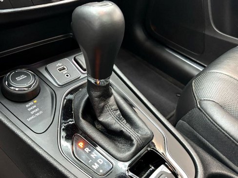 Used 2019 Jeep Cherokee Limited image 22