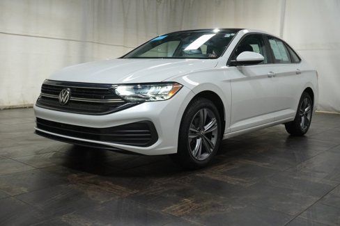 Certified 2023 Volkswagen Jetta SE w/ Panoramic Sunroof Package image 2