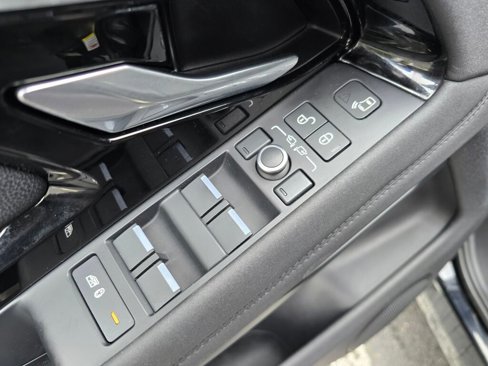 Used 2020 Land Rover Range Rover Evoque SE image 17