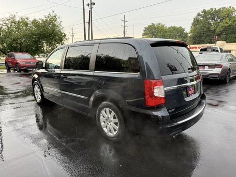 Used 2014 Chrysler Town & Country Touring image 5