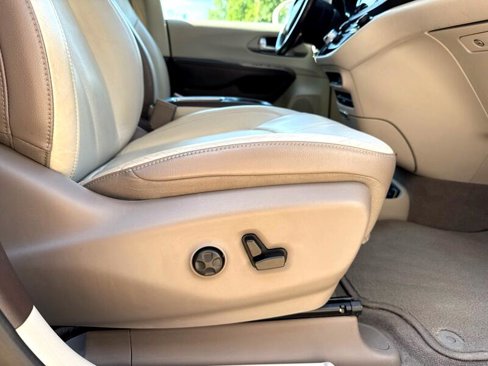 Used 2019 Chrysler Pacifica Touring-L Plus image 32