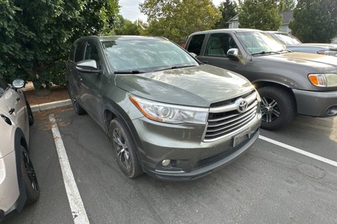 Used 2016 Toyota Highlander XLE image 2