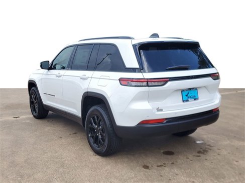New 2025 Jeep Grand Cherokee Altitude image 4
