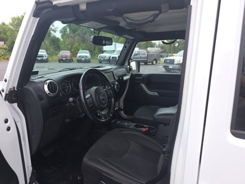 Used 2015 Jeep Wrangler Unlimited Sahara w/ Connectivity Group image 10