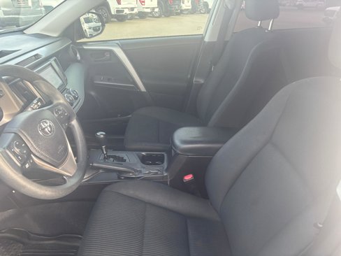 Used 2018 Toyota RAV4 LE image 10