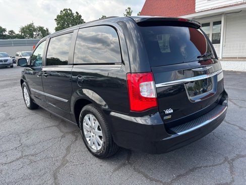 Used 2016 Chrysler Town & Country Touring image 5