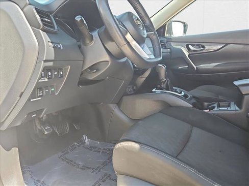 Used 2020 Nissan Rogue SV image 10