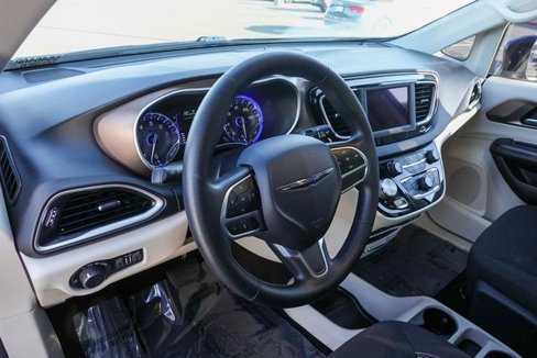 Used 2020 Chrysler Voyager LX image 11