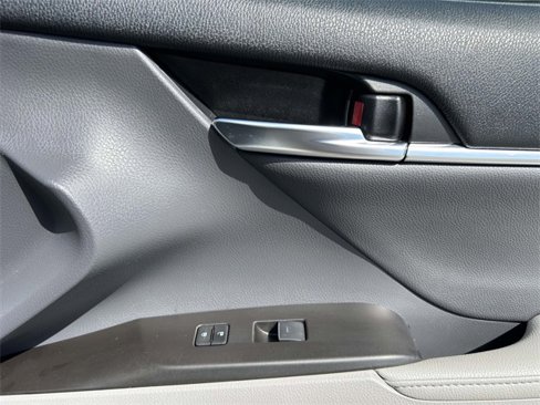 Used 2022 Toyota Camry XLE image 10