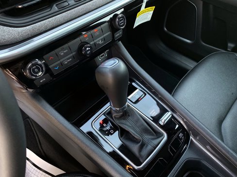 Used 2024 Jeep Compass Latitude image 16