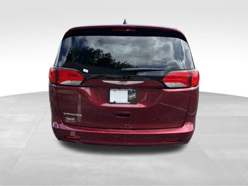 Used 2022 Chrysler Voyager LX image 5