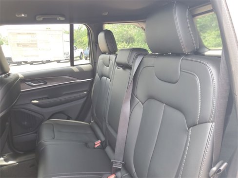 New 2025 Jeep Grand Cherokee Limited w/ Black Appearance Package image 10