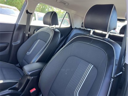 Used 2022 Hyundai Venue Limited image 11