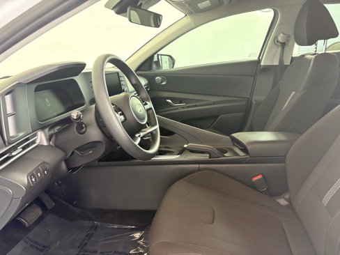 Used 2025 Hyundai Elantra SE image 25