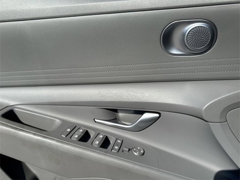 Used 2023 Hyundai Elantra SEL image 13