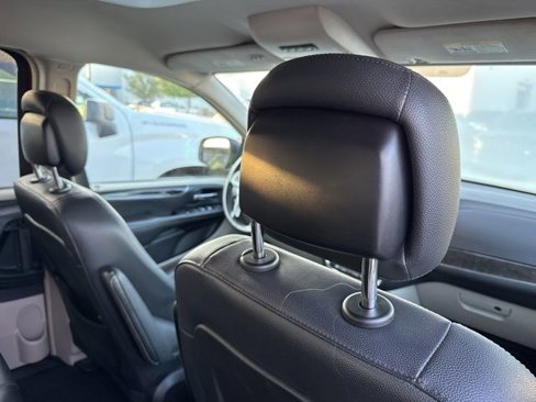 Used 2014 Chrysler Town & Country Touring image 9