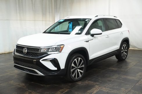Certified 2022 Volkswagen Taos SE image 2