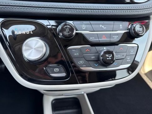 Used 2020 Chrysler Pacifica Limited image 24