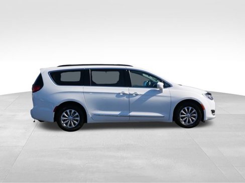 Used 2017 Chrysler Pacifica Touring-L image 11
