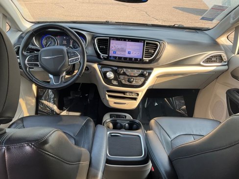Used 2021 Chrysler Pacifica Touring-L image 3